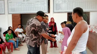 Desa Titi Putih Bagikan Santunan Anak Yatim Piatu