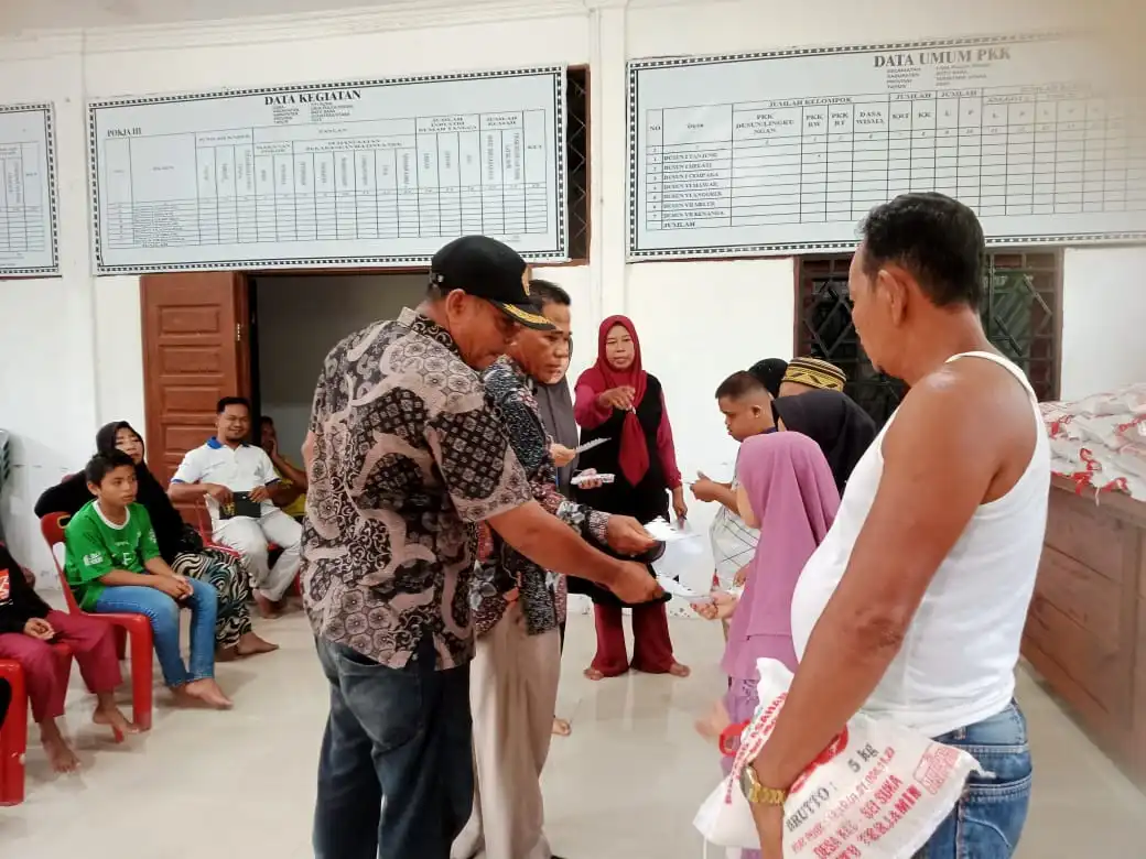 Desa Titi Putih Bagikan Santunan Anak Yatim Piatu