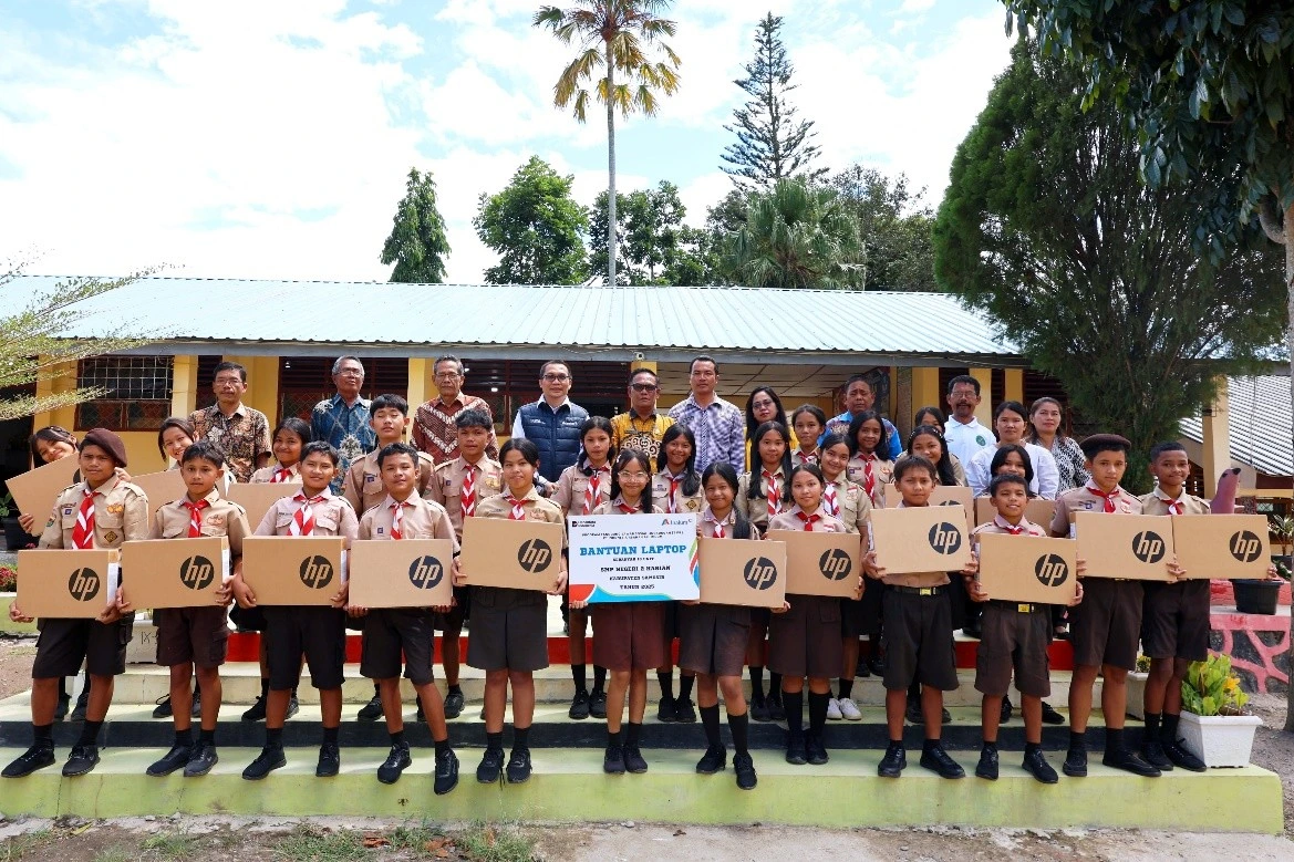 Dukung Pendidikan Digital, INALUM Salurkan Bantuan Laptop untuk SMPN 2 Harian Samosir