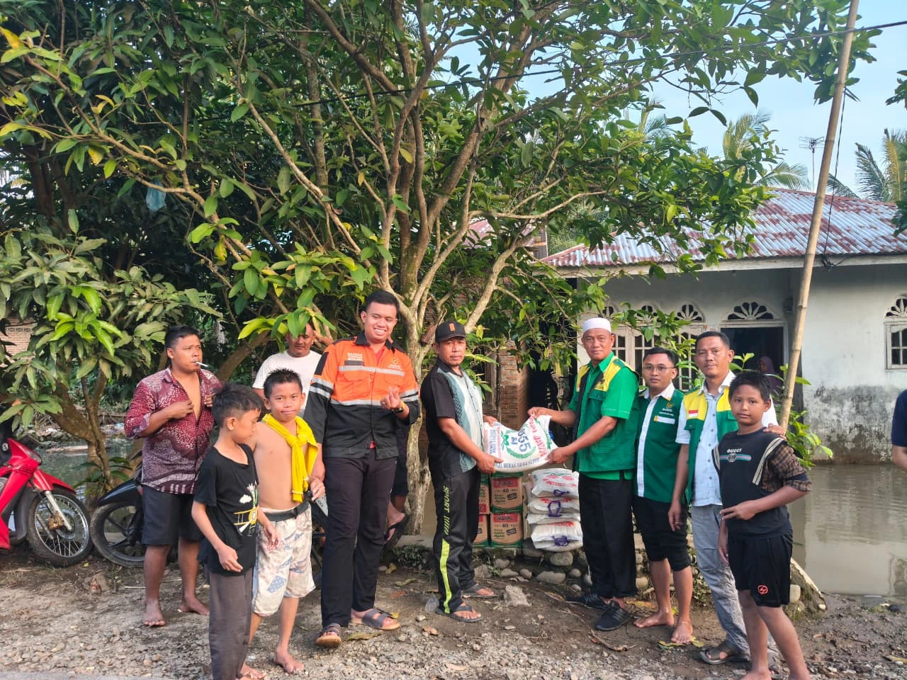 Peduli Korban Banjir, BAZNAS Batu Bara Distribusikan Paket Sembako ke Titik-Titik Terdampak